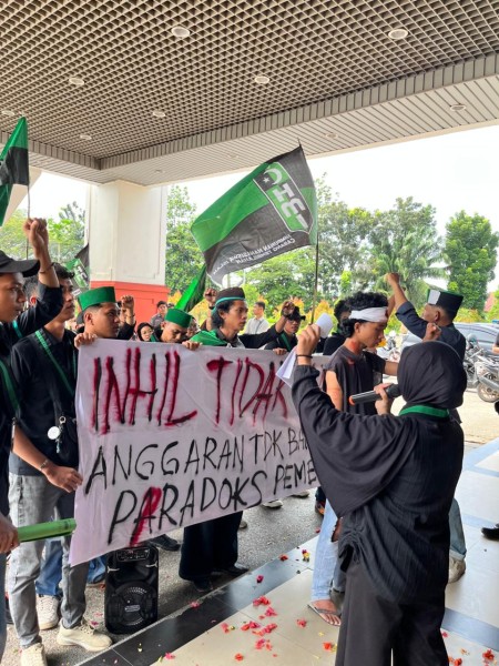 AKSI DEMONSTRASI HIMPUNAN MAHASISWA ISLAM (HMI) Cabang Tembilahan : Kritik Tajam atas Keterlambatan pengesahan APBD. PEMKAB DINILAI TIDAK HEBAT!!!