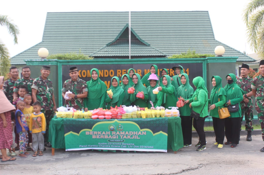 Peduli Sesama, Kodim 0314/Inhil Bagikan Takjil Gratis Kepada Masyarakat