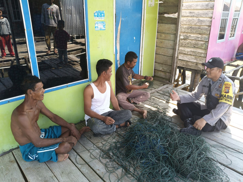 Patroli Sambang, Bhabinkamtibmas Sungai Bela  Ajak Warga Wujudkan Pilkada Damai
