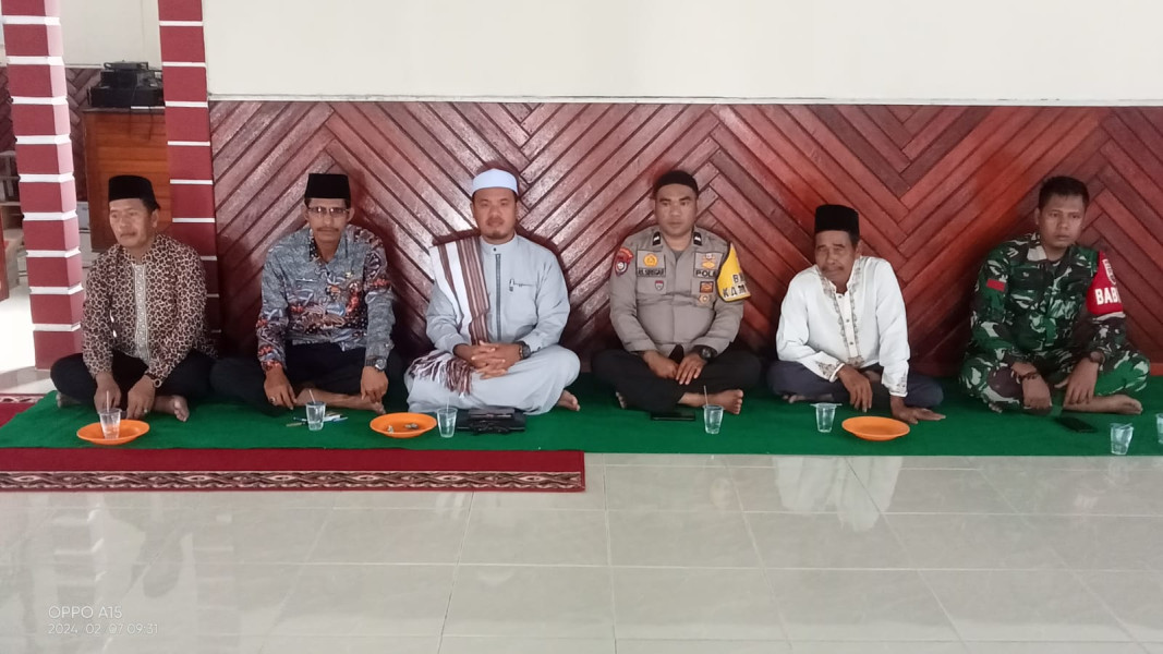 Hadiri Isra Miraj 1445 H, Bhabinkamtibmas Sungai Bela Berikan Himbauan Kamtibmas dan Pemilu Damai
