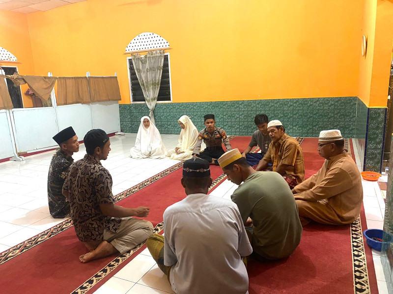 Pererat Silaturahmi, Personel Polsek Kuindra Giat Shalat Magrib Berjamaah