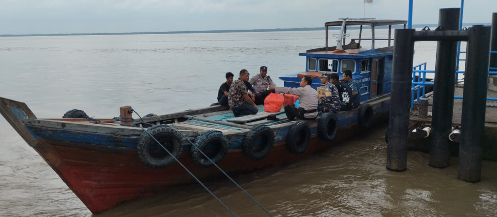 Sambangi Penumpang Kapal di Kuala Kampar, Polisi Sampaikan Pesan Pemilu Damai