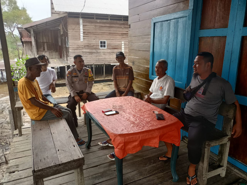 Sambangi Warga, Bhabinkamtibmas Perigi Raja Ajak Jaga Kamtibmas yang Kondusif