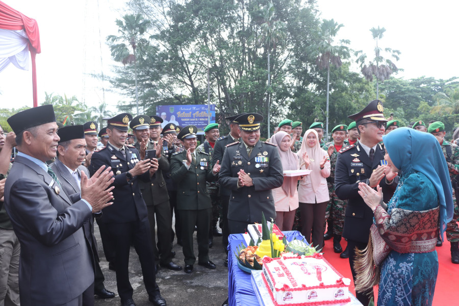 Hari Bhayangkara ke-78, Dandim 0314/Inhil Serahkan Nasi Tumpeng ke Kapolres Inhil