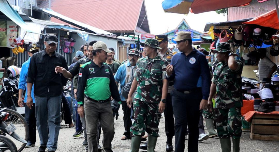 Ratusan Prajurit Kodim 0314/Inhil Turun ke Parit dan Pasar Bersihkan Sampah
