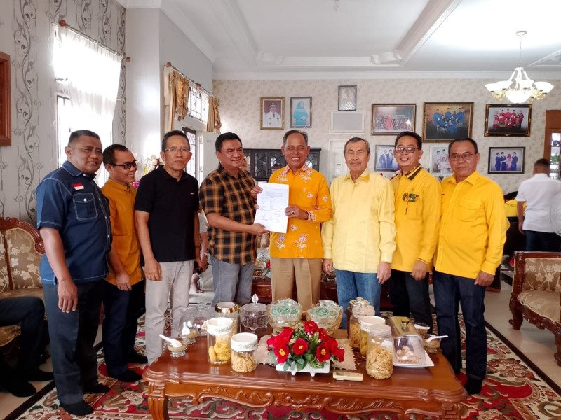 Paslon Bupati Inhil Haji Herman -Yuliantini Terima SK DPP Golkar Maju Pilkada 2024