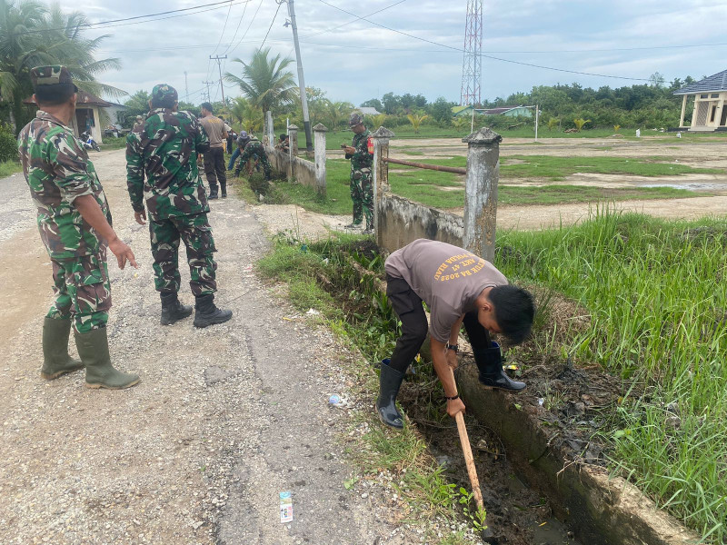 Peduli Banjir,Polsek Bersama Forkopimcam Kuindra Goro Bersihkan Saluran Drainase