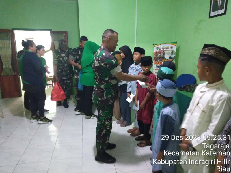 Jumat Berbagi, Danramil 06 Kateman Bersama Ketua Persit Berikan Bantuan Bagi Anak Yatim